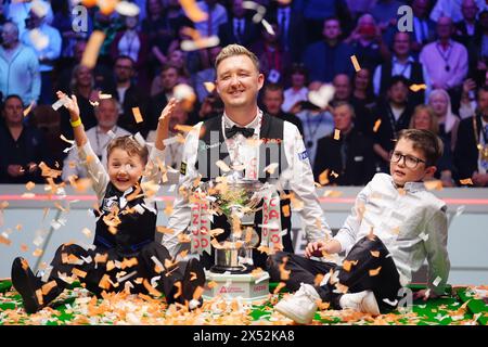 Kyren Wilson feiert mit Ehefrau Sofie und den Kindern Finley und Bailey, nachdem sie das Finale am siebten Tag der Cazoo World Snooker Championship 2024 im Crucible Theatre in Sheffield gewonnen haben. Bilddatum: Montag, 6. Mai 2024. Stockfoto