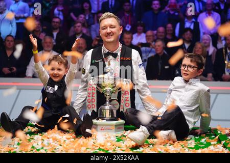 Kyren Wilson feiert mit Ehefrau Sofie und den Kindern Finley und Bailey, nachdem sie das Finale am siebten Tag der Cazoo World Snooker Championship 2024 im Crucible Theatre in Sheffield gewonnen haben. Bilddatum: Montag, 6. Mai 2024. Stockfoto