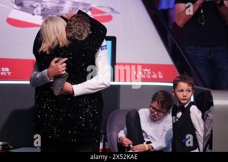 Kyren Wilson feiert mit Ehefrau Sofie und den Kindern Finley und Bailey, nachdem sie das Finale am siebten Tag der Cazoo World Snooker Championship 2024 im Crucible Theatre in Sheffield gewonnen haben. Bilddatum: Montag, 6. Mai 2024. Stockfoto
