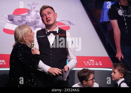 Kyren Wilson feiert mit Ehefrau Sofie und den Kindern Finley und Bailey, nachdem sie das Finale am siebten Tag der Cazoo World Snooker Championship 2024 im Crucible Theatre in Sheffield gewonnen haben. Bilddatum: Montag, 6. Mai 2024. Stockfoto