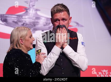 Kyren Wilson feiert mit Ehefrau Sofie, nachdem er das Finale am siebten Tag der Cazoo World Snooker Championship 2024 im Crucible Theatre in Sheffield gewonnen hat. Bilddatum: Montag, 6. Mai 2024. Stockfoto