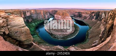 Das fantastische Panorama des Horseshoe Bend in Page Arizona zeigt die rosa Inversionsschicht und die dramatische Hufeisenform, aus der der Colorado River fließt. Stockfoto