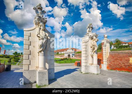 Fantastische Stadtlandschaft und Aussicht am Haupttor für Eingang in die mittelalterliche Festung von Alba Iulia (Carolina). Ort: Alba Iulia, Alba County, Rumänien, E Stockfoto