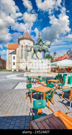 Statue von Michael dem Mutigen und St. Michaels römisch-katholische Kathedrale in der mittelalterlichen Festung von Alba Iulia (Carolina). Lage: Alba Iulia, Alba County Stockfoto