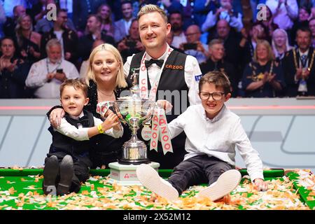 Kyren Wilson feiert mit Ehefrau Sofie und den Kindern Finley und Bailey, nachdem sie das Finale am siebten Tag der Cazoo World Snooker Championship 2024 im Crucible Theatre in Sheffield gewonnen haben. Bilddatum: Montag, 6. Mai 2024. Stockfoto