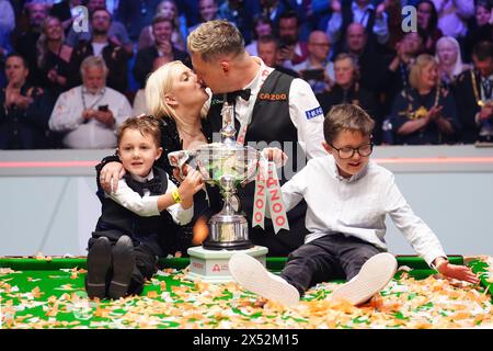 Kyren Wilson feiert mit Ehefrau Sofie und den Kindern Finley und Bailey, nachdem sie das Finale am siebten Tag der Cazoo World Snooker Championship 2024 im Crucible Theatre in Sheffield gewonnen haben. Bilddatum: Montag, 6. Mai 2024. Stockfoto