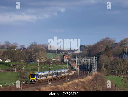 2 Dieseltriebwagen der Northern Rail Class 195 CAF 195124 + 195123 auf der elektrifizierten Hauptstrecke der Westküste in Lancashire durch die Landschaft Stockfoto