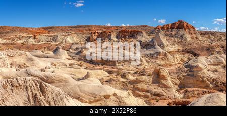 Weißes, lehmiges Sediment, das aus dem nahe gelegenen Schießvisier Butte stammt, bedeckt einen Großteil des roten Sandsteins bei der Kanab-Krötenwanderung in Utah und sorgt so für einen schönen, kontrastreichen Kontrast Stockfoto