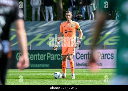 Torhüter Jari de Busser (20) von Lommel, das während eines Fußballspiels zwischen SK Lommel und KMSK Deinze in den Aufstiegsspielen Halbfinals - drittes Leg in der Saison 2023-2024 der Challenger Pro League am Sonntag, den 5 . Mai 2024 in Lommel , Belgien , gezeigt wurde . FOTO SPORTPIX | Stijn Audooren Stockfoto