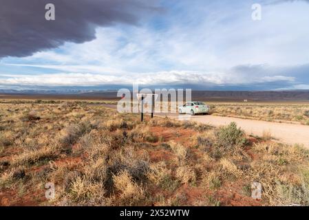 Ford Focus parkt am Dominguez-Escalante Trail in der Dominguez-Escalante National Conservation Area im Marble Canyon, Arizona, USA. Stockfoto