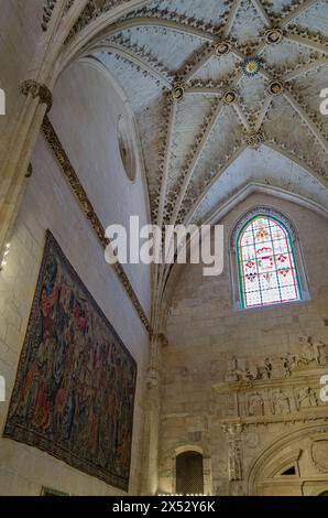 BURGOS, SPANIEN - 8. JUNI 2014: Innenraum der gotischen Kathedrale von Burgos, Kastilien und Leon, Spanien Stockfoto