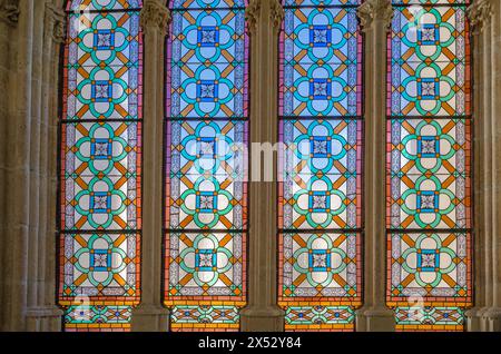 BURGOS, SPANIEN - 8. JUNI 2014: Inneneinrichtung der gotischen Kathedrale von Burgos, Kastilien und Leon, Spanien, Blick auf das bunte Buntglasfenster Stockfoto