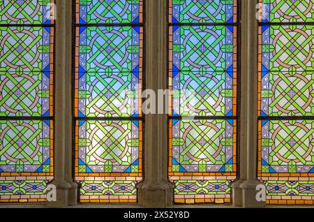 BURGOS, SPANIEN - 8. JUNI 2014: Inneneinrichtung der gotischen Kathedrale von Burgos, Kastilien und Leon, Spanien, Blick auf das bunte Buntglasfenster Stockfoto