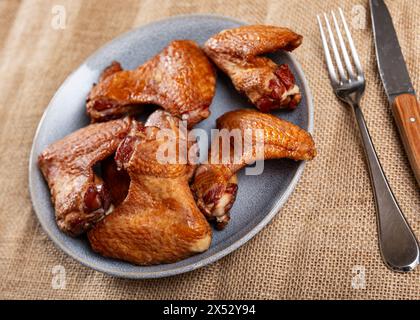 Geräucherte Hähnchenflügel auf Platte serviert Stockfoto