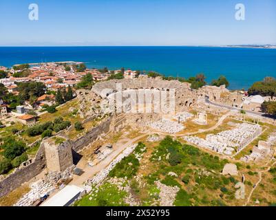 Blick von der Drohne auf das römische Amphitheater an der archäologischen Stätte in Side Stockfoto