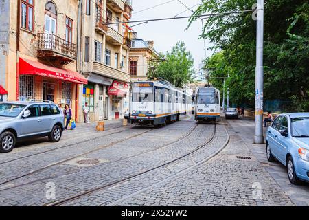 Straßenbahnen: Straßenbahnen und Straßenbahnschienen in den Kopfsteinpflasterstraßen der Innenstadt von Bukarest, der Hauptstadt Rumäniens, Mitteleuropa Stockfoto