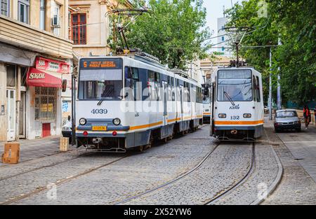 Straßenbahnen: Straßenbahnen und Straßenbahnschienen in den Kopfsteinpflasterstraßen der Innenstadt von Bukarest, der Hauptstadt Rumäniens, Mitteleuropa Stockfoto