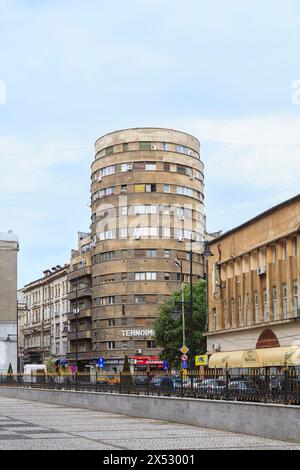 Das heruntergekommene modernistische TechnoImport Gebäude (Adriatica Turmblock) im Zentrum von Bukarest, der Hauptstadt Rumäniens, Mitteleuropa Stockfoto