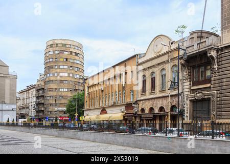 Das heruntergekommene modernistische TechnoImport Gebäude (Adriatica Turmblock) im Zentrum von Bukarest, der Hauptstadt Rumäniens, Mitteleuropa Stockfoto