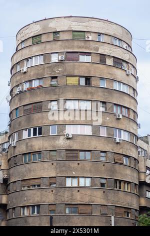 Das heruntergekommene modernistische TechnoImport Gebäude (Adriatica Turmblock) im Zentrum von Bukarest, der Hauptstadt Rumäniens, Mitteleuropa Stockfoto