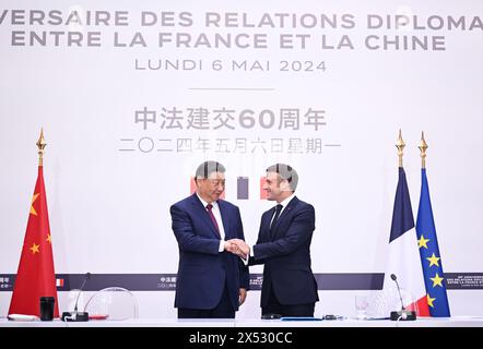 Paris, Frankreich. Mai 2024. Der chinesische Präsident Xi Jinping und sein französischer Amtskollege Emmanuel Macron treffen am 6. Mai 2024 in Paris zusammen mit der Presse. Quelle: Li Xueren/Xinhua/Alamy Live News Stockfoto