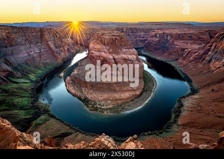 Das fantastische Panorama des Horseshoe Bend in Page Arizona zeigt die rosa Inversionsschicht und die dramatische Hufeisenform, aus der der Colorado River fließt. Stockfoto