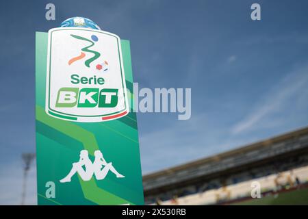 Modena, Italien. Mai 2024. Der Kappa Offizielle Serie BKT Match Ball sitzt auf seinem Sockel, bevor er im Stadio Alberto Braglia, Modena, zum Auftakt des Serie B-Spiels anfängt. Der Bildnachweis sollte lauten: Jonathan Moscrop/Sportimage Credit: Sportimage Ltd/Alamy Live News Stockfoto