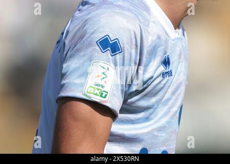 Modena, Italien. Mai 2024. Das Serie BKT Ärmelabzeichen auf einem Como 1907 Trikot während des Serie B Spiels im Stadio Alberto Braglia, Modena. Der Bildnachweis sollte lauten: Jonathan Moscrop/Sportimage Credit: Sportimage Ltd/Alamy Live News Stockfoto