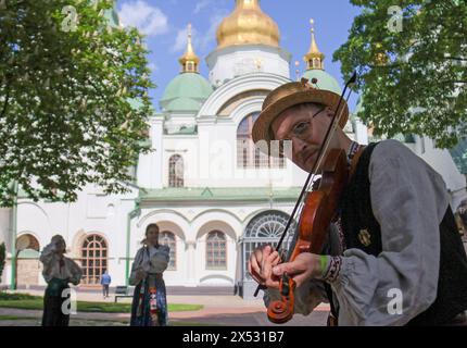 KIEW, UKRAINE - 05. MAI 2024 - Ein Musiker spielt Geige während der Osterfeier im Nationalen Schutzgebiet St. Sophia von Kiew, Hauptstadt der Ukraine Stockfoto