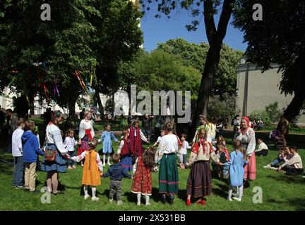KIEW, UKRAINE - 05. MAI 2024 - die Teilnehmer tanzen während der Osterfeier im Nationalen Naturschutzgebiet St. Sophia von Kiew, Kiew, Hauptstadt der Ukraine Stockfoto