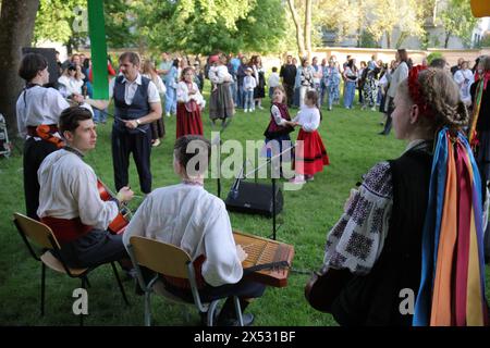KIEW, UKRAINE - 05. MAI 2024 - Musiker tragen während der Osterfeier im Nationalen Schutzgebiet St. Sophia von Kiew, Kiew, Hauptstadt der Ukraine, nationale Kostüme Stockfoto