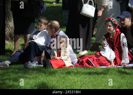 KIEW, UKRAINE - 05. MAI 2024 - die Teilnehmer tragen während der Osterfeier im Nationalen Schutzgebiet St. Sophia von Kiew, Kiew, Hauptstadt der Ukraine, nationale Kostüme Stockfoto