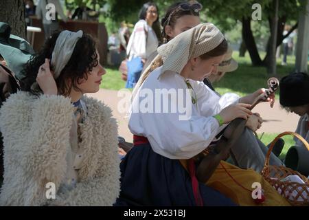 KIEW, UKRAINE - 05. MAI 2024 - die Teilnehmer tragen während der Osterfeier im Nationalen Schutzgebiet St. Sophia von Kiew, Kiew, Hauptstadt der Ukraine, nationale Kostüme Stockfoto