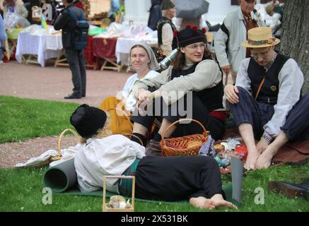 KIEW, UKRAINE - 05. MAI 2024 - die Teilnehmer tragen während der Osterfeier im Nationalen Schutzgebiet St. Sophia von Kiew, Kiew, Hauptstadt der Ukraine, nationale Kostüme Stockfoto