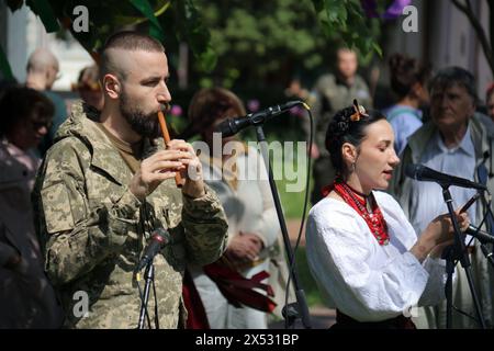 KIEW, UKRAINE - 05. MAI 2024 - Ein Soldat spielt eine Pfeife während der Osterfeier im Nationalen Schutzgebiet St. Sophia von Kiew, Hauptstadt der Ukraine Stockfoto