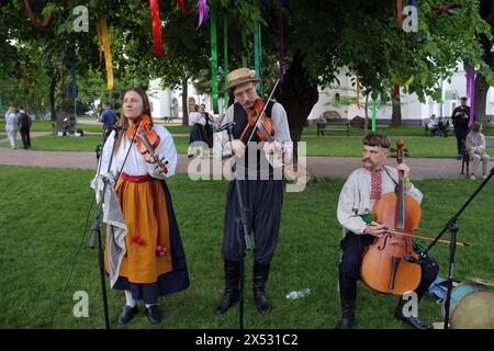 KIEW, UKRAINE - 05. MAI 2024 - Musiker tragen während der Osterfeier im Nationalen Schutzgebiet St. Sophia von Kiew, Kiew, Hauptstadt der Ukraine, nationale Kostüme Stockfoto