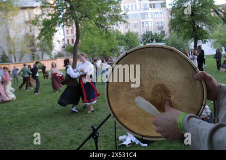 KIEW, UKRAINE - 05. MAI 2024 - die Teilnehmer tragen während der Osterfeier im Nationalen Schutzgebiet St. Sophia von Kiew, Kiew, Hauptstadt der Ukraine, nationale Kostüme Stockfoto