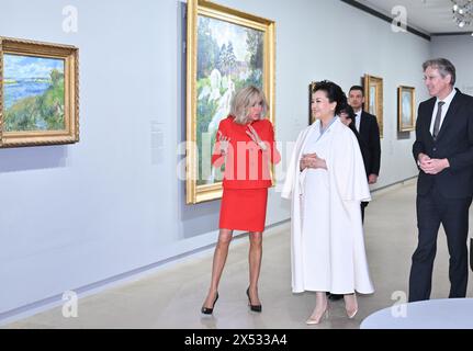 Paris, Frankreich. Mai 2024. Peng Liyuan, Ehefrau des chinesischen Präsidenten Xi Jinping, besucht auf Einladung zusammen mit Brigitte Macron, der Ehefrau des französischen Präsidenten Emmanuel Macron, das Museum Orsay am 6. Mai 2024 in Paris, Frankreich. Quelle: Yue Yuewei/Xinhua/Alamy Live News Stockfoto