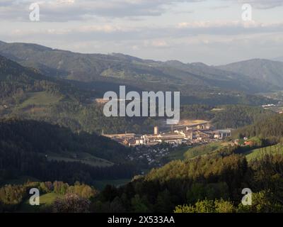 Voestalpine-Stahlwerk im Bezirk Donawitz, bekannt für die erste Anwendung des Linz-Donawitz-Verfahrens für die Stahlproduktion, Leoben, Steiermark Stockfoto