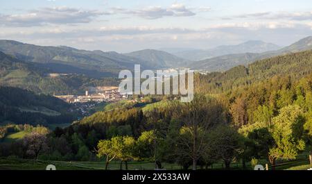 Voestalpine-Stahlwerk im Bezirk Donawitz, bekannt für die erste Anwendung des Linz-Donawitz-Verfahrens für die Stahlproduktion, Leoben, Steiermark Stockfoto