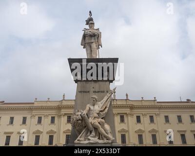 Denkmal für Vittorio Emanuele II, vor die neoklassische Palazzo della Provincia, Piazza Italia, Sassari, Sardinien, Italien Stockfoto