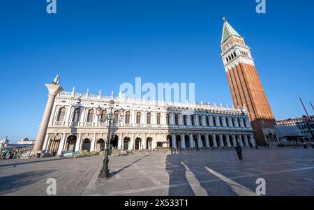 Campanile Glockenturm in Piazetta San Marco, Colonna di San Todaro, Markusplatz, Venedig, Venetien, Italien Stockfoto