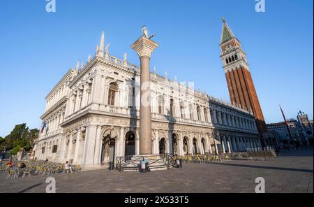 Campanile Glockenturm in Piazetta San Marco, Colonna di San Todaro, Markusplatz, Venedig, Venetien, Italien Stockfoto