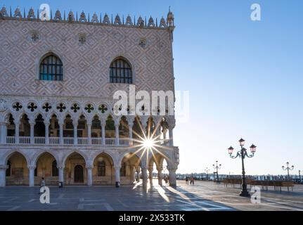 Dogenpalast mit Sonnenstern an der Piazetta San Marco, Markusplatz, Venedig, Venetien, Italien Stockfoto