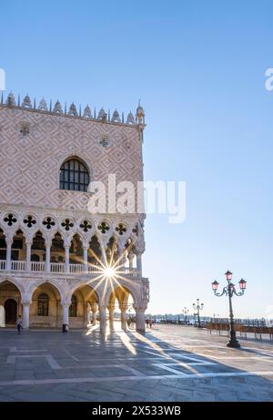 Dogenpalast mit Sonnenstern an der Piazetta San Marco, Markusplatz, Venedig, Venetien, Italien Stockfoto