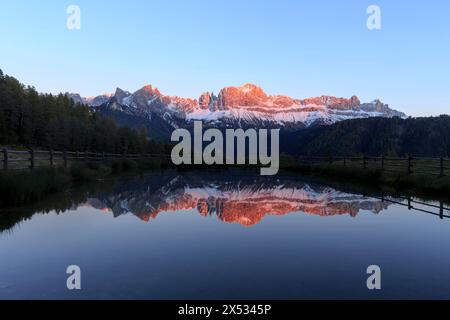 Der Sonnenuntergang taucht die Berggipfel in warmes Licht, das im See, Trentino-Südtirol, Südtirol, Provinz Bozen, Dolomiten reflektiert wird Stockfoto