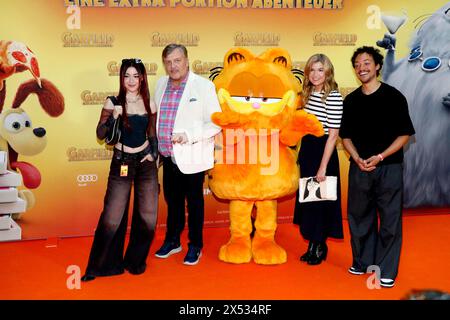 Anni der Duiker, Hape Kerkeling, Anke Engelke und Aurel Mertz bei der deutschen Premiere des Films GARFIELD - EINE EXTRAPORTION ABENTEUER im The Stockfoto