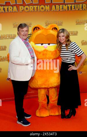 Hape Kerkeling und Anke Engelke bei der deutschen Premiere des Films GARFIELD - EINE EXTRAPORTION ABENTEUER im Kino in der Kulturbrauerei am 5 Stockfoto