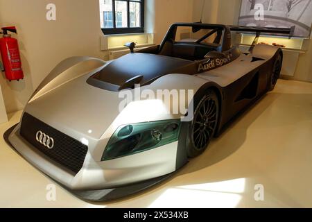 AUDI R8R LMP PROTOTYP, Ein silberner Audi Sportwagen, der im Ausstellungsraum vorgestellt wird, AUTOMUSEUM PROTOTYP, Hamburg, Hansestadt Hamburg, Deutschland Europa Stockfoto