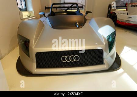 AUDI R8R LMP PROTOTYP, Vorderansicht eines silbernen Audi Sportwagens in einer Ausstellung, AUTOMUSEUM PROTOTYP, Hamburg, Hansestadt Hamburg, Deutschland Stockfoto